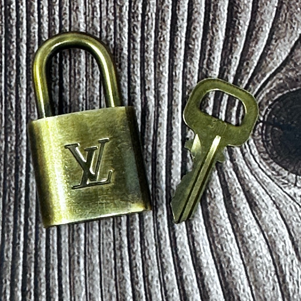 100% Authentic and pre loved Louis Vuitton - Gold Lock and Key set #311 - Picture 4 of 4